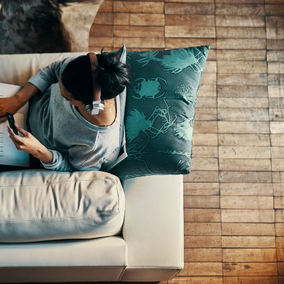 Image d'une femme au téléphone avec Sophie