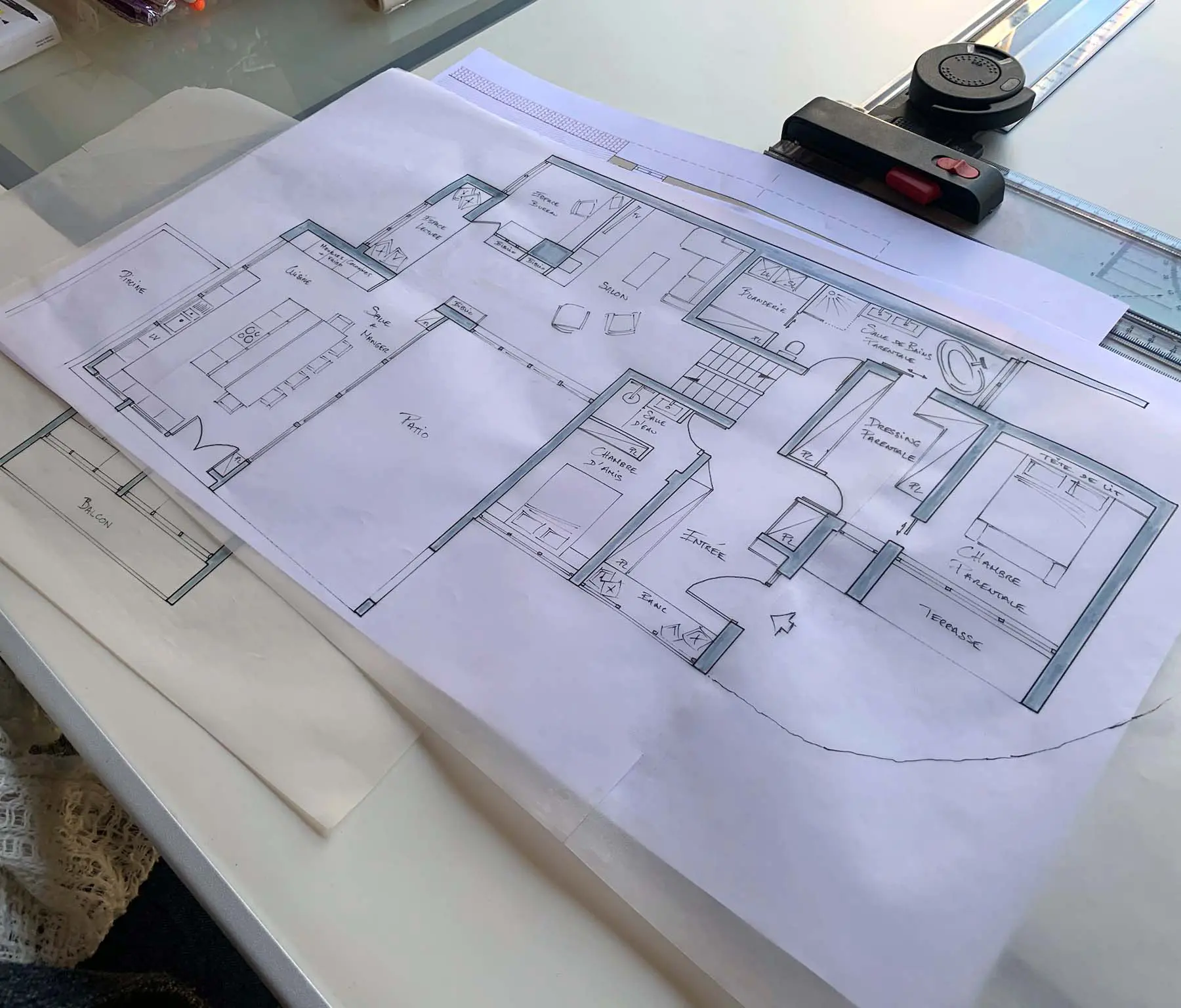 plans masse à la main d'une villa 