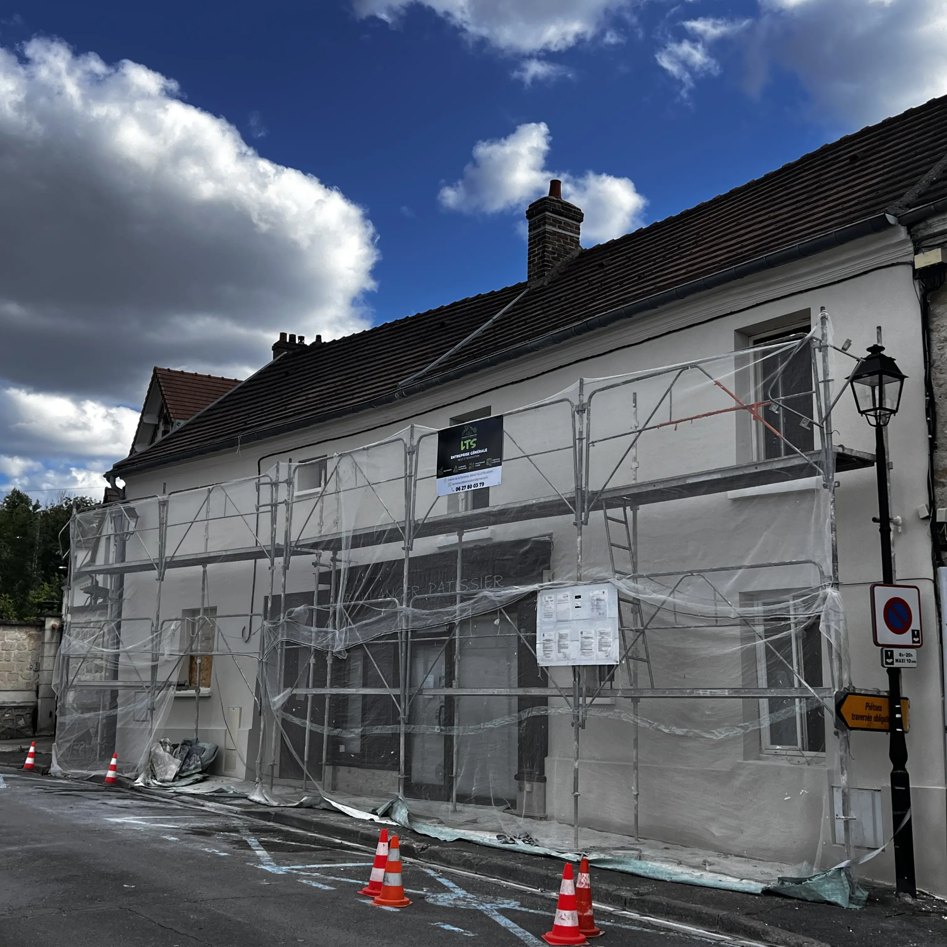 Image travaux de façade sur une boulangerie