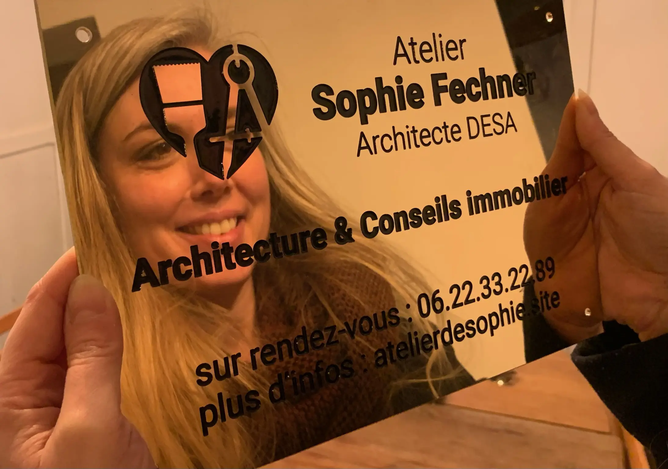 Image Sophie Fechner et sa plaque professionelle